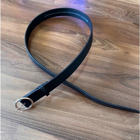 ✨FREE WITH BUNDLE PURCHASE✨ H&M loop gold faux leather belt - Picture 1 of 4